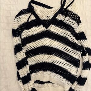 RD Style Black and White V-Neck Sweater